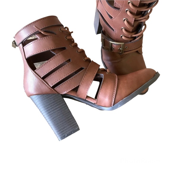 Cut-Out Lace Up Heeled Ankle Booties - Picture 4 of 12